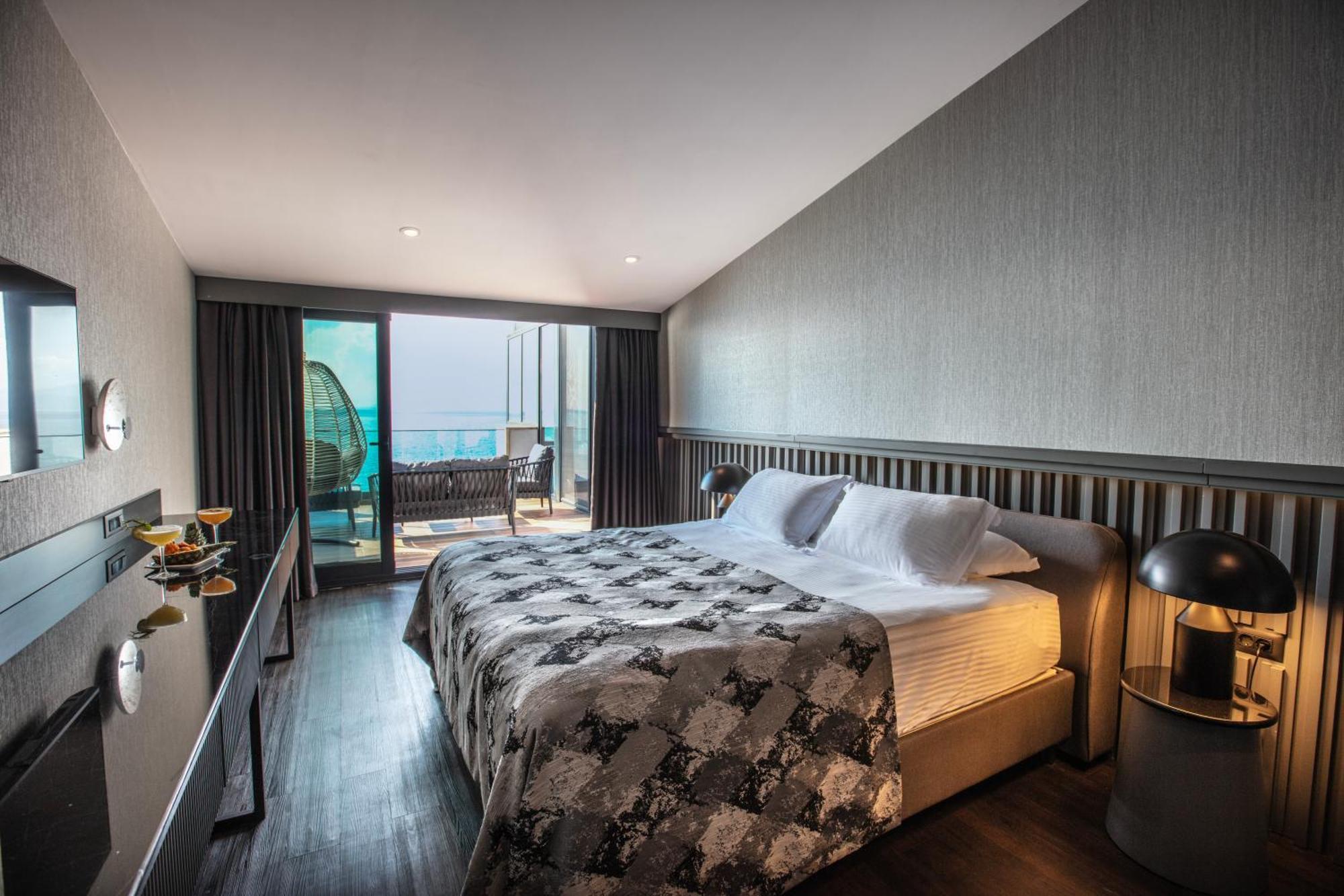 คาริสมา ดีลักซ์ โฮเต็ล Hotel คูซาดาซี ภายนอก รูปภาพ