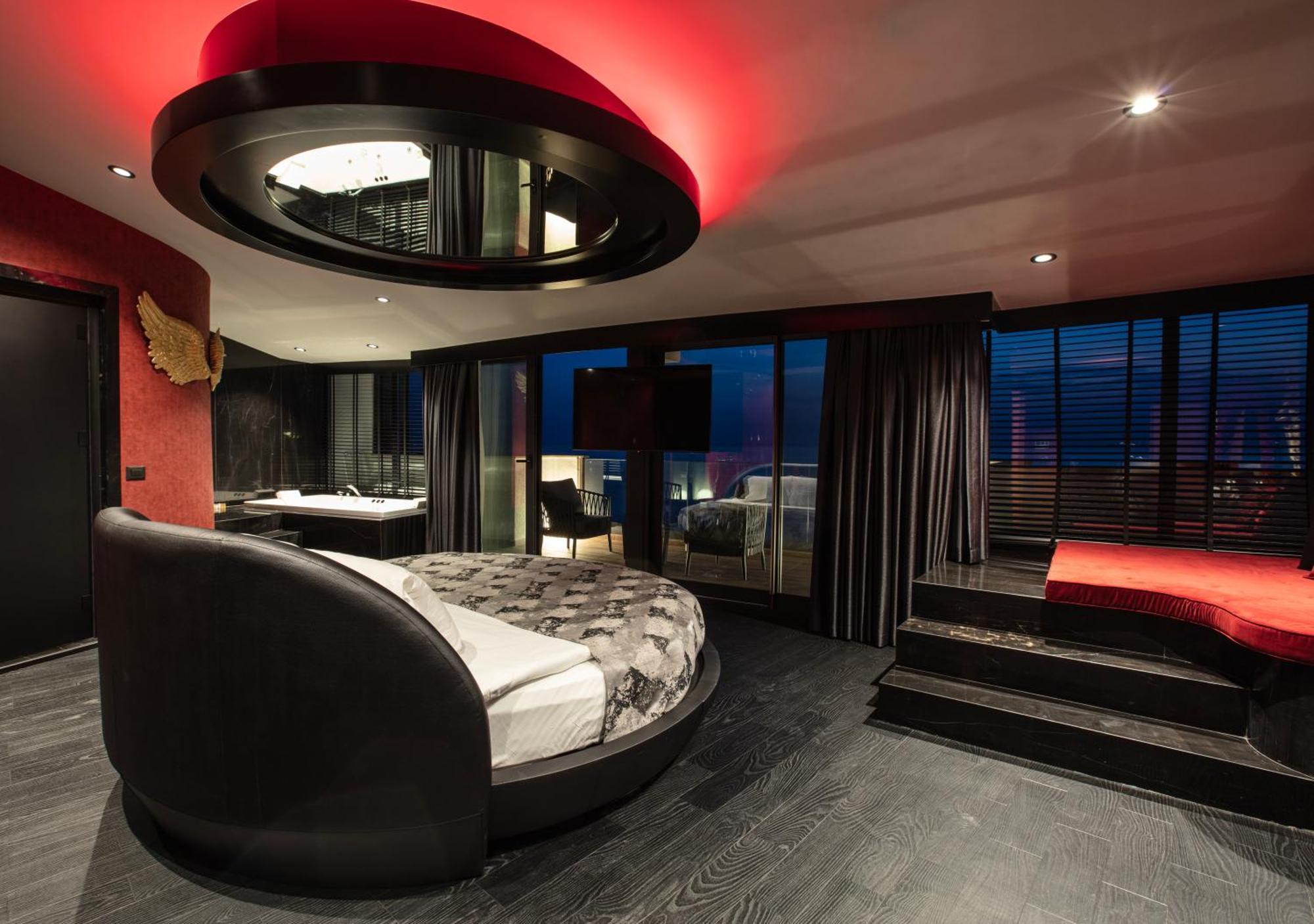 คาริสมา ดีลักซ์ โฮเต็ล Hotel คูซาดาซี ภายนอก รูปภาพ
