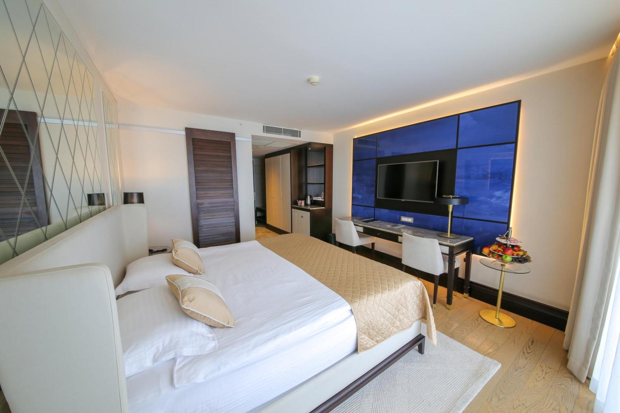 คาริสมา ดีลักซ์ โฮเต็ล Hotel คูซาดาซี ภายนอก รูปภาพ